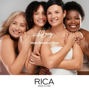 Quatre femmes souriantes de carnations différentes s'enlacent, illustrant l'inclusivité des produits Rica Wax.