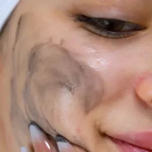 Application délicate du gel purifiant K-REINE au charbon sur le visage pour un moment de soin et de fraîcheur quotidien.