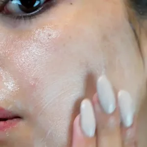 Application délicate du gel nettoyant moussant K-Reine sur le visage pour révéler l'éclat naturel de la peau.