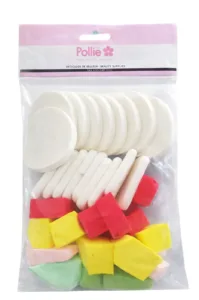 Sachet transparent Pollié contenant 33 éponges de maquillage de formes variées : disques blancs, carrés et blocs colorés.