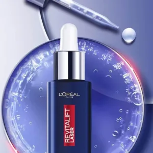 Flacon bleu de sérum Revitalift Laser devant une bulle de texture liquide avec une pipette et une goutte de soin suspendue.