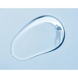 Texture gel transparente et cristalline du nettoyant hydratant K-Reine sur un fond bleu ciel apaisant.