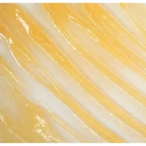 Texture gelée acidulée jaune du Gommage Énergisant aux Agrumes avec particules exfoliantes de cellulose de bois visibles.