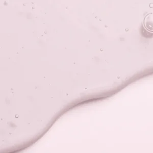 Texture gel liquide rose pâle avec bulles d'air, illustrant la formule douce du shampooing restructurant K-Reine.