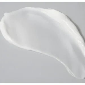 Texture crémeuse et riche du beurre corporel à l'amande K-REINE pour une hydratation intense des peaux sèches.