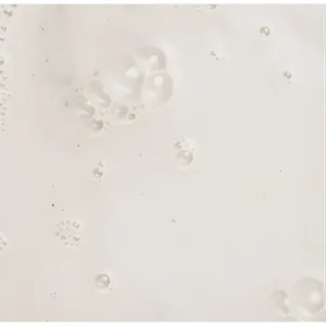 Texture onctueuse et moussante du shampooing K-REINE, montrant une mousse légère pour un nettoyage doux.