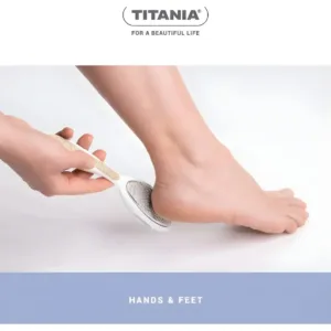Gros plan d'une main utilisant la râpe Titania en acier inoxydable sur un talon pour retirer les callosités.