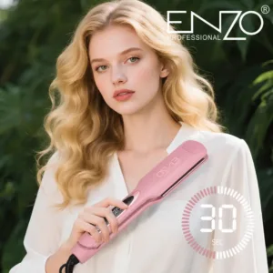 Femme blonde tenant un fer à lisser rose Enzo Professional pour coiffure avec indicateur de chauffe rapide 30 secondes.