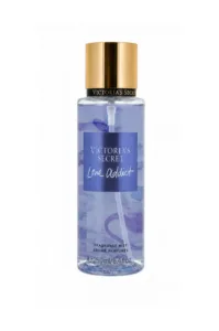 Flacon de brume parfumée Victoria's Secret Love Addict de 250ml avec bouchon doré sur fond blanc transparent.