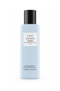 Flacon bleu de brume parfumée Last Night d'Emmanuelle Jane 265 ml avec bouchon noir.