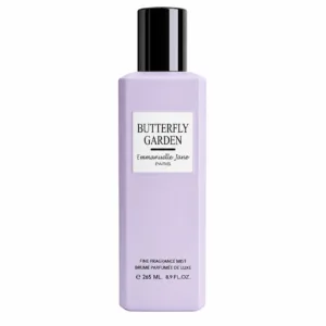 Un flacon de brume parfumée mauve clair d'Emmanuelle Jane Paris, nommé "Butterfly Garden", avec un bouchon noir brillant.