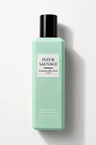Flacon vert pastel de la brume parfumée de luxe Fleur Sauvage d'Emmanuelle Jane Paris avec son bouchon noir.