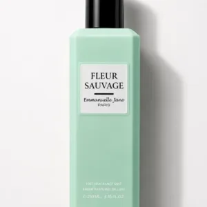 Flacon vert pastel de la brume parfumée de luxe Fleur Sauvage d'Emmanuelle Jane Paris avec son bouchon noir.