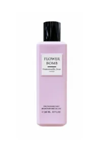 Flacon rose de la Brume Parfumée Floral Essence par Emmanuelle Jane Paris, bouchon noir, sur fond blanc.