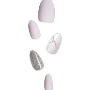 Vue de cinq faux ongles dans un motif en grappe sur fond blanc, montrant des finitions mates, pailletées et marbrées.