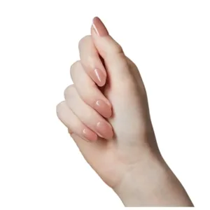 Main montrant une manucure soignée réalisée avec des faux ongles adhésifs imPRESS Bare But Better de couleur nude rose.