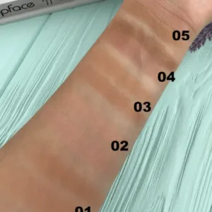 Swatches des teintes du fard à joues Topface Instyle Twin Blush On appliqués sur le bras, numérotés de 01 à 05.