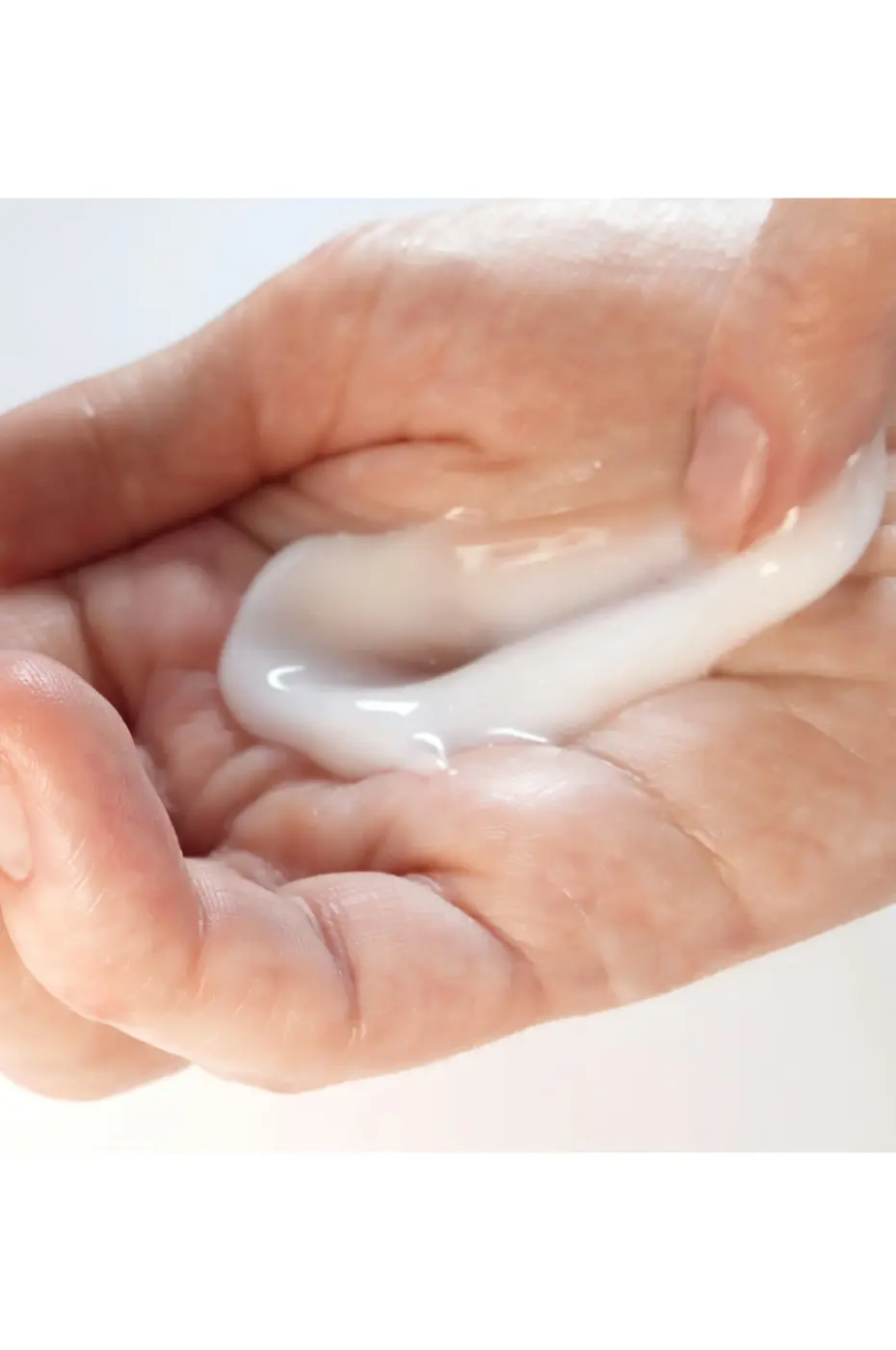 evoluderm-lait-corps-huile-precieuse-3 Lait corps hydratant Evoluderm Huile Précieuse étalé au creux d'une main pour une application soin de la peau quotidienne.