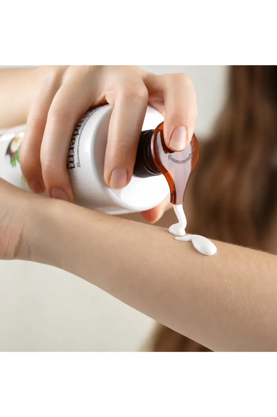 evoluderm-lait-corps-huile-precieuse-4 Application du lait corps hydratant Evoluderm Huile Précieuse avec flacon pompe sur l’avant-bras pour nourrir la peau.