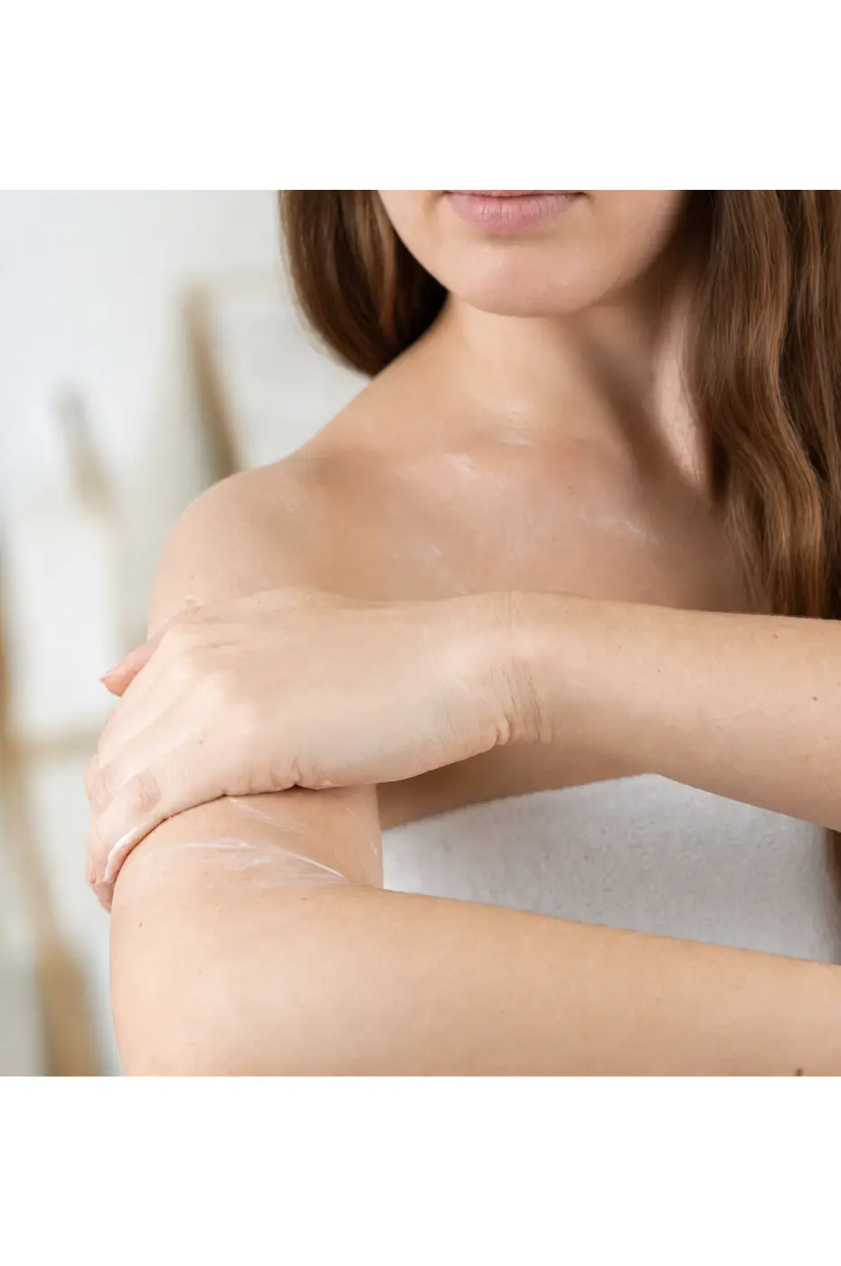 evoluderm-lait-corps-huile-precieuse-5 Une femme applique le lait corps hydratant Evoluderm Huile Précieuse sur son bras pour nourrir sa peau au quotidien.
