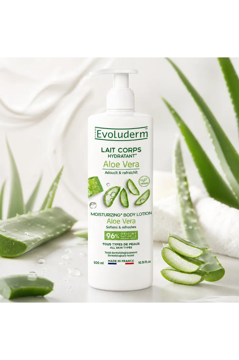 evoluderm-lait-de-corps-aloe-vera-500ml-2 Flacon de lait corps hydratant Evoluderm Aloe Vera 500 ml entouré de tranches de plante fraîche et d'eau.