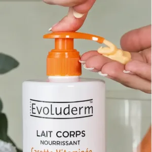 Flacon de lait corps nourrissant Evoluderm à la carotte vitaminée versé à l'aide d'une pompe dans la main.