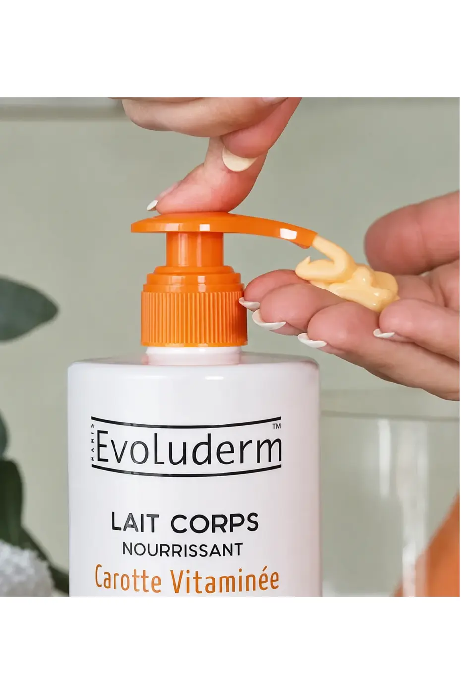 evoluderm-lait-de corps-carotte-vitaminee-2 Flacon de lait corps nourrissant Evoluderm à la carotte vitaminée versé à l'aide d'une pompe dans la main.