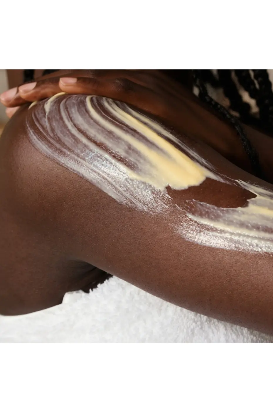 evoluderm-lait-de corps-carotte-vitaminee-3 Application du lait corps Evoluderm à la carotte sur une peau noire pour l'hydrater et illuminer le teint naturellement.