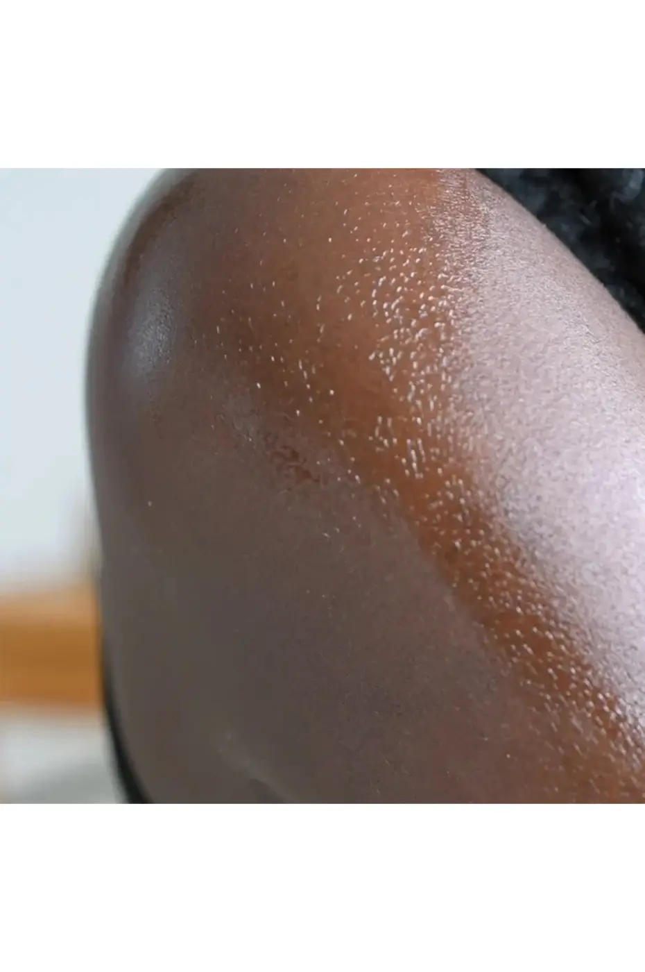 evoluderm-lait-de corps-carotte-vitaminee-4 Gros plan sur une peau métissée et hydratée après l'application du lait corps Evoluderm à la carotte vitaminée.