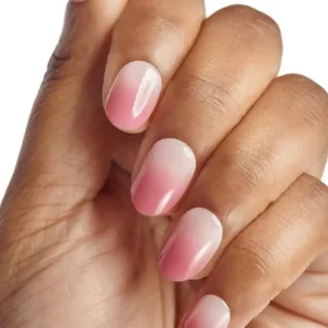 Faux ongles Kiss imPRESS Beat The Heat poses sur une main, manucure effet ombre rose et blanc brillant sans colle.