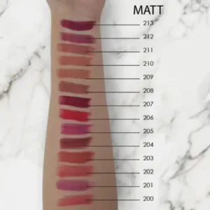 Swatches de rouges à lèvres mat Yves Morel appliqués sur un bras, avec numéros de teintes allant de 200 à 213.