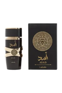 Flacon et boîte de parfum noir et or Asad de Lattafa pour homme de 100ml sur fond blanc.