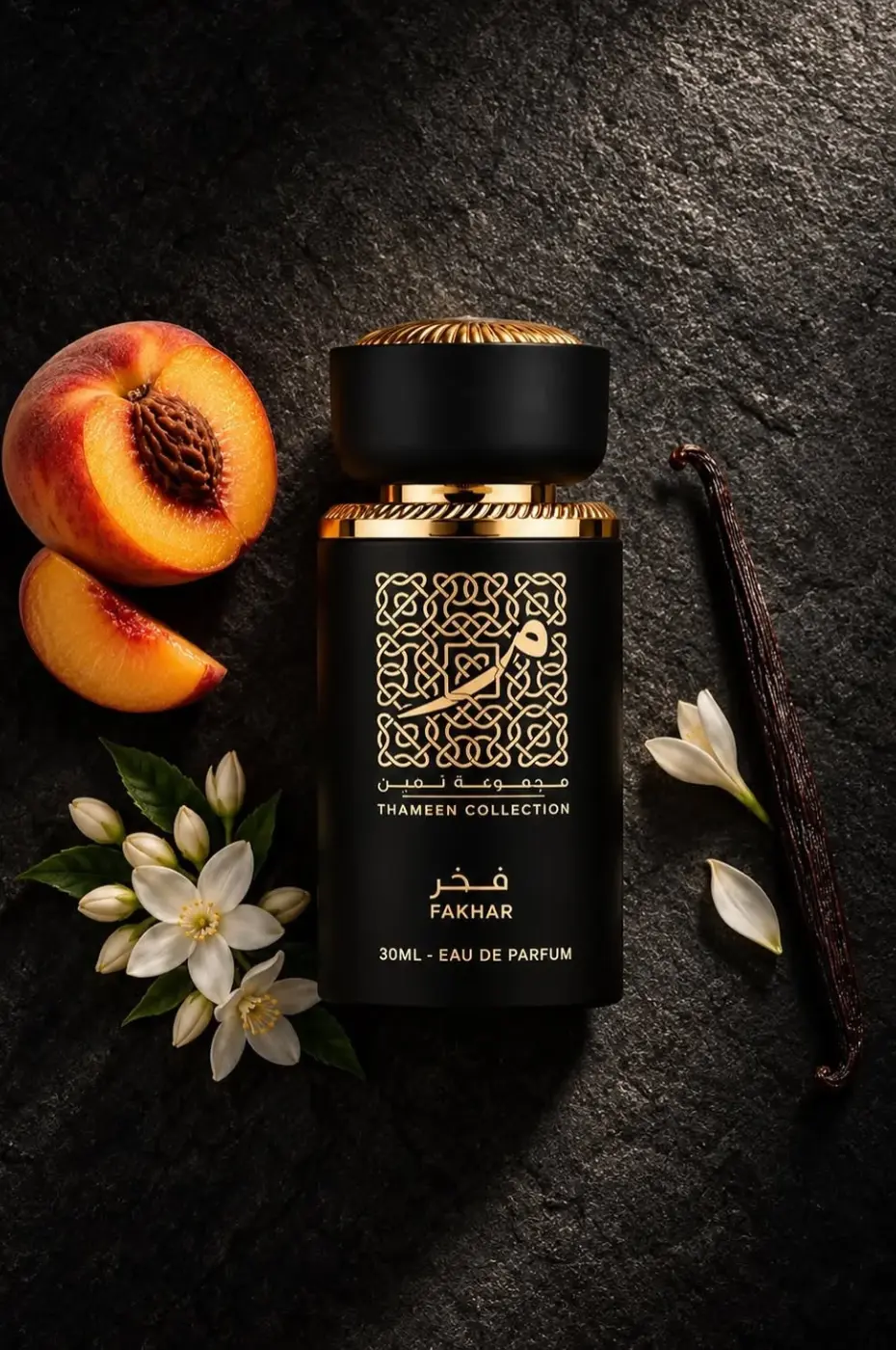 Lattafa-edp-thameen-fakhar-30-ml-2 Flacon noir Fakhar Thameen Collection entouré d'une pêche coupée, de fleurs blanches d'oranger et d'une gousse de vanille.